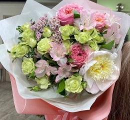 Букет из роз Пинк монстер, пиона, кустовой розы, альстромерии и хамелациума Букет из роз Пинк монстер, пиона, кустовой розы, альстромерии и хамелациума